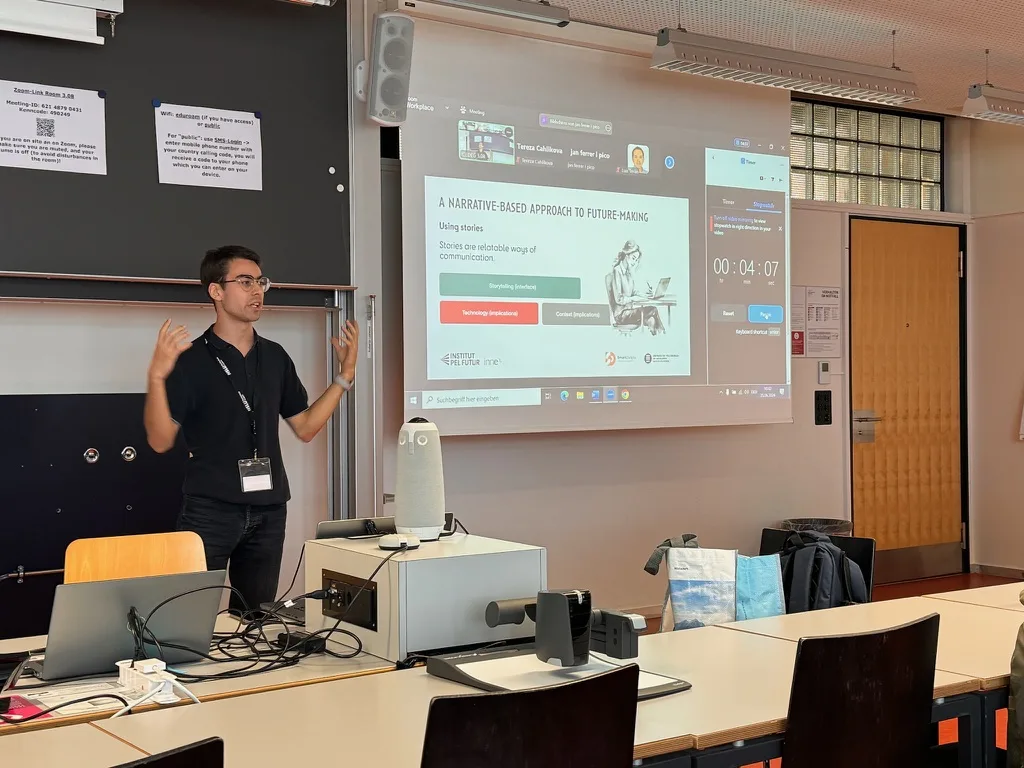 Una persona presentant un enfocament narratiu del disseny de futurs davant d’una projecció en una aula.